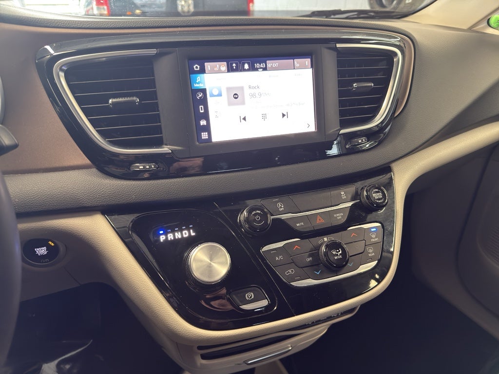 2023 Chrysler Voyager LX