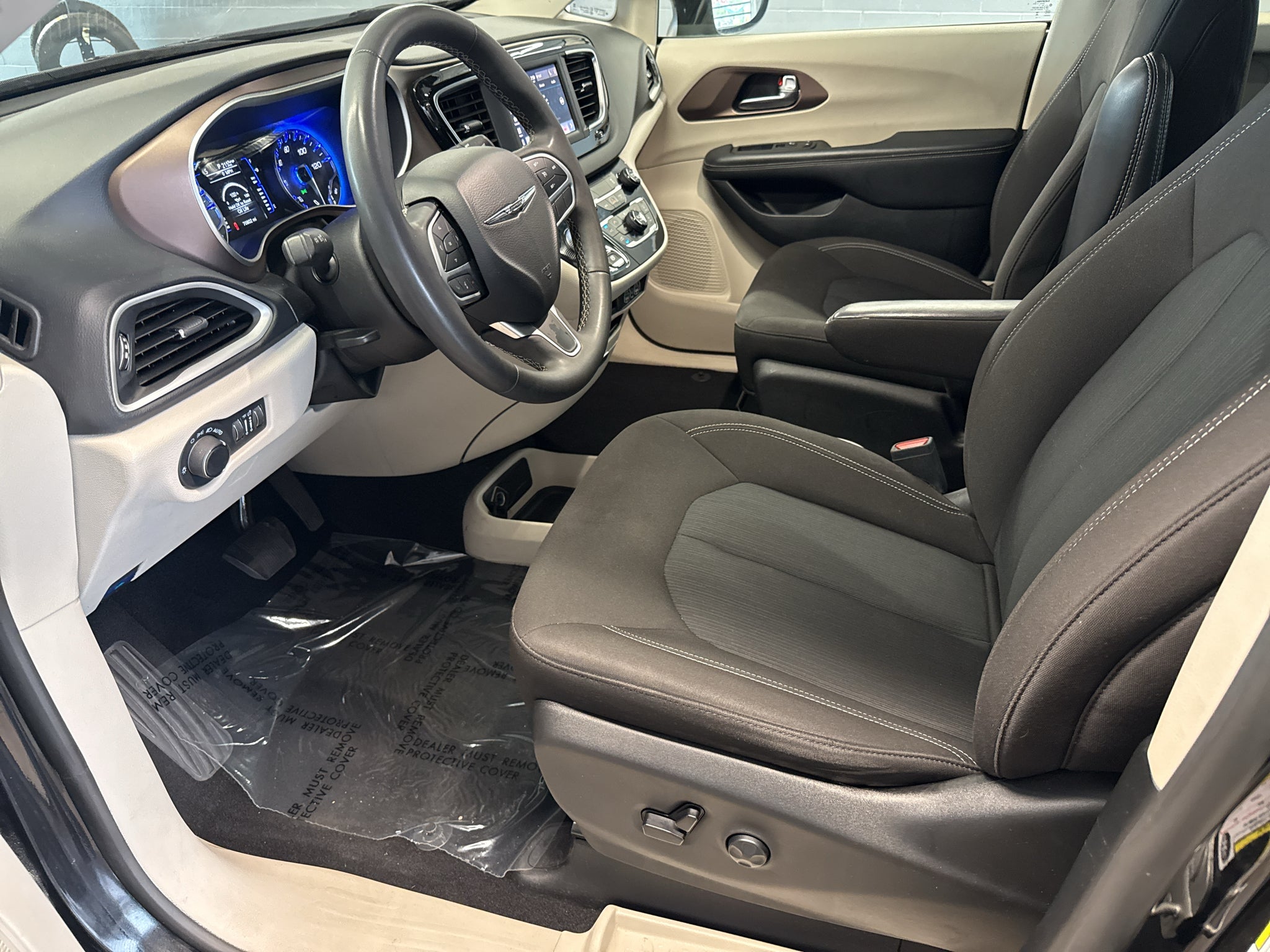 2023 Chrysler Voyager LX