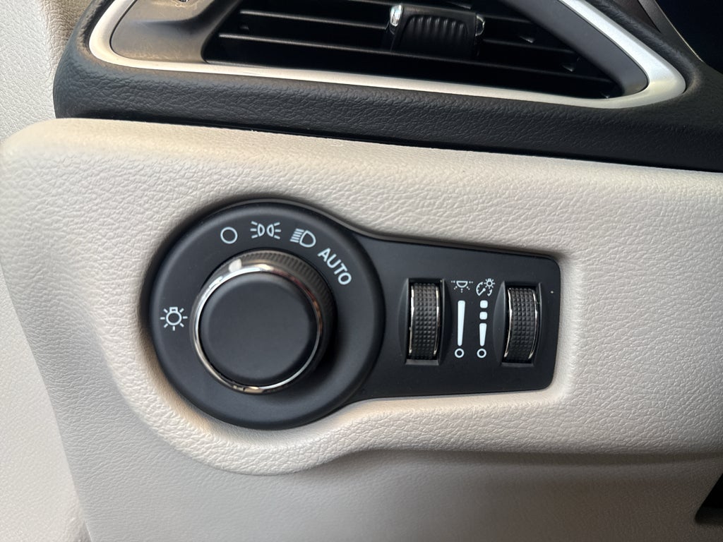 2023 Chrysler Voyager LX