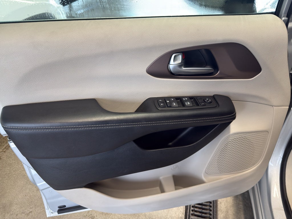 2024 Chrysler Voyager LX